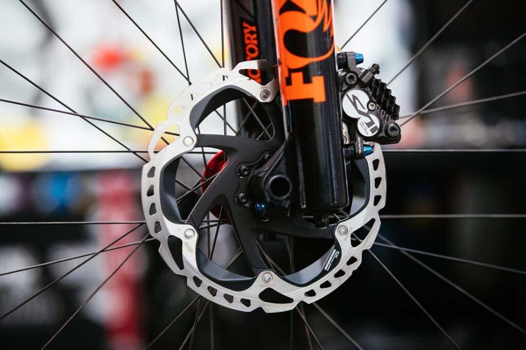 Tarcza hamulcowa 160, 180, 200, 203 czy 220 mm? Sprawdź, jak dobrać rozmiar do MTB, enduro i e-bike oraz kiedy potrzebny jest adapter.